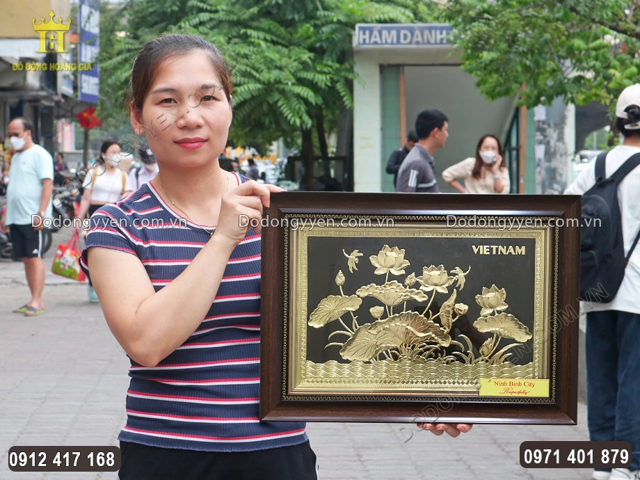 Khung tranh bằng Composite mỏng nhẹ, chắc chắn